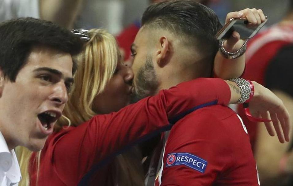 Carrasco dopo il gol del pareggio corre ad abbracciare la bella fidanzata Noemie Happart. All&#39;Atletico non baster per vincere la Coppa...